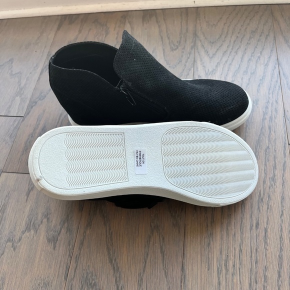 Madden Girl hidden wedge casual shoes. Like new worn 1-2 times only. Size 8.5 - Picture 3 of 3